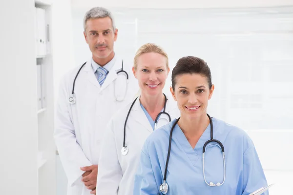 Médicos sonrientes mirando la cámara — Foto de Stock