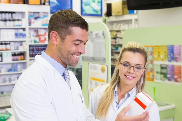 Team di farmacisti che guardano alla medicina — Foto Stock