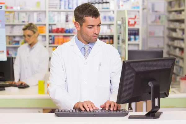 Farmacéutico concentrado usando computadora —  Fotos de Stock