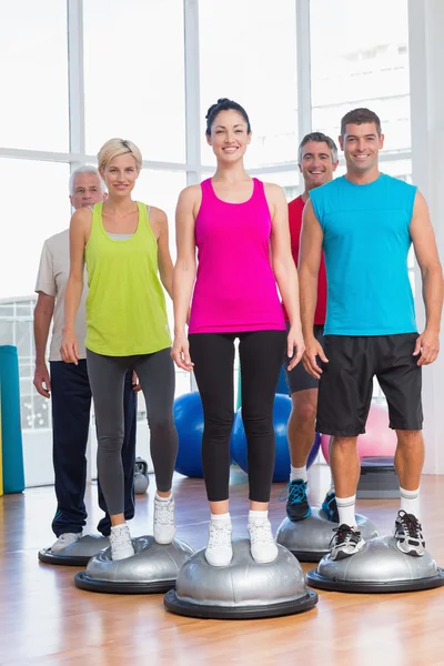 Les gens debout sur les balles d'équilibre dans la salle de gym — Photo