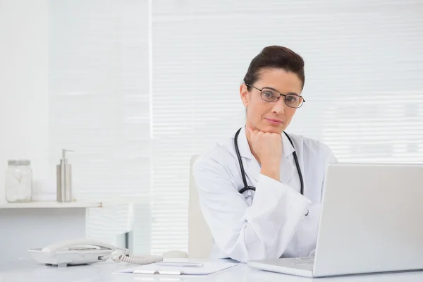 Doctor usando laptop — Foto de Stock