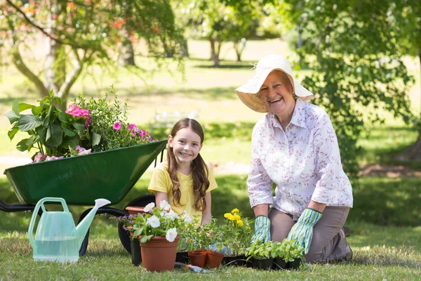 Grootmoeder met haar kleindochter tuinieren — Stockfoto