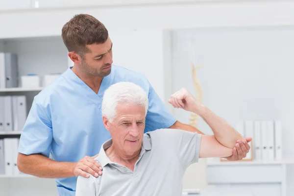 Fisioterapeuta que da fisioterapia al hombre —  Fotos de Stock