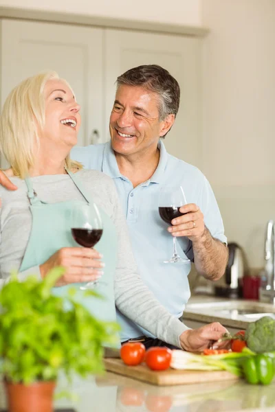 Зрелая пара с красным вином — стоковое фото