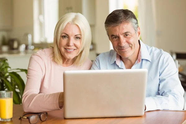 Feliz casal maduro usando laptop — Fotografia de Stock