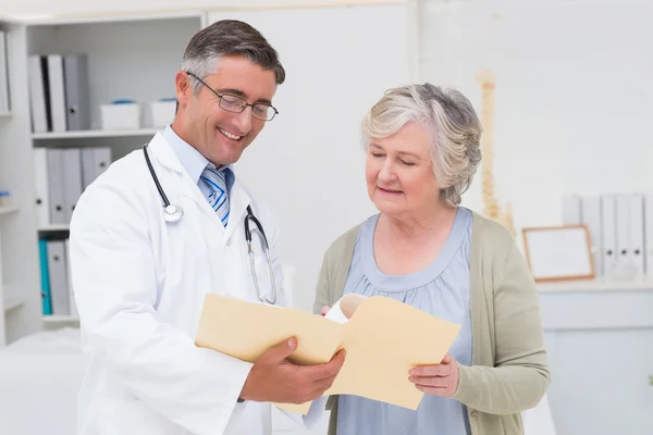 Doctor and patient discussing over reports — Stock Photo, Image