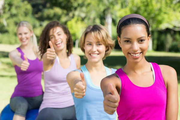 Groupe de fitness assis sur des balles d'exercice — Photo