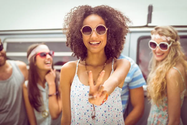 Hipster amigos sorrindo para a câmera — Fotografia de Stock