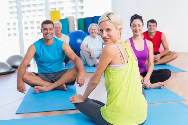 Instruktör med klass utövar yoga i fitnesstudio — Stockfoto
