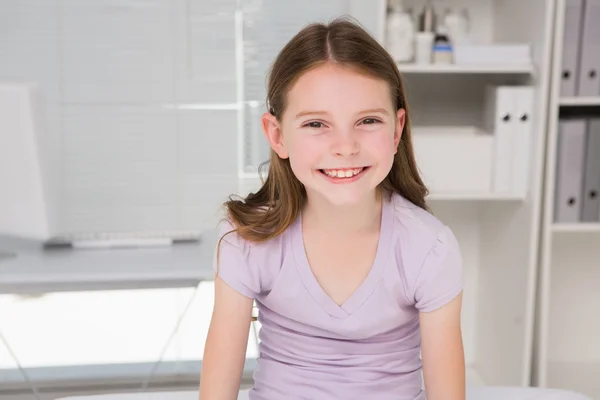 Lächelndes kleines Mädchen, das in die Kamera schaut — Stockfoto