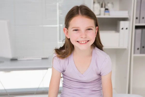 Niña sonriente mirando a la cámara —  Fotos de Stock