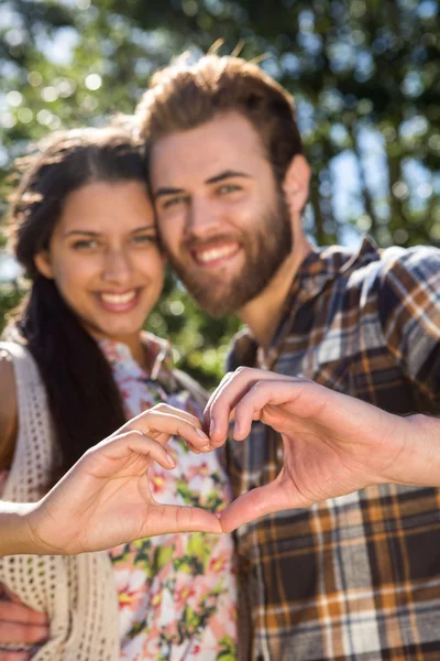 Paar macht Herz mit Händen — Stockfoto