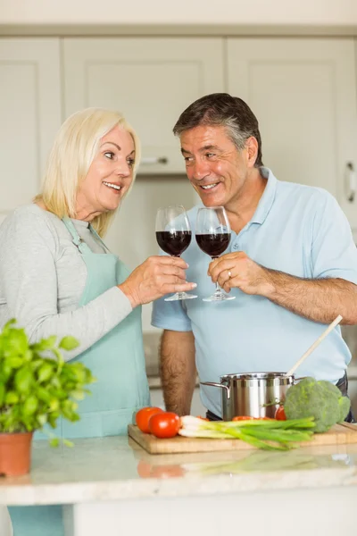 Pareja adulta tomando vino tinto —  Fotos de Stock