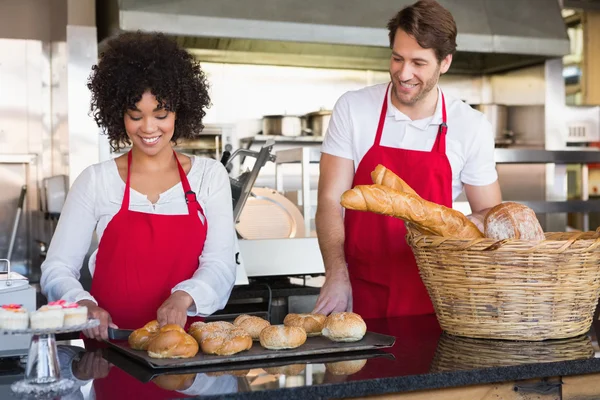 Fröhliche Kollegen posieren mit Brot — Stockfoto