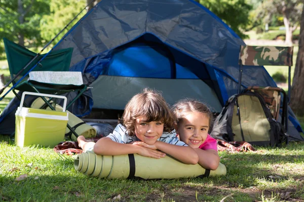 Gelukkig broers en zussen op het kamperen reis — Stockfoto