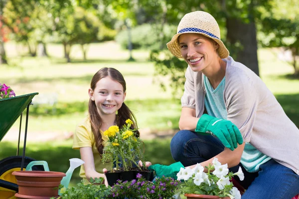 Loira feliz e sua filha jardinagem — Fotografia de Stock