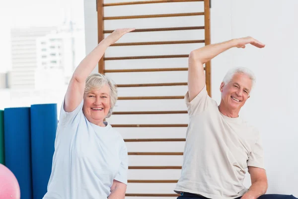 Äldre par göra stretching motion — Stockfoto