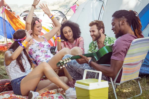 Hipster amüsieren sich auf ihrem Zeltplatz — Stockfoto