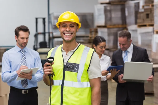 Lavoratore in piedi con scanner — Foto Stock