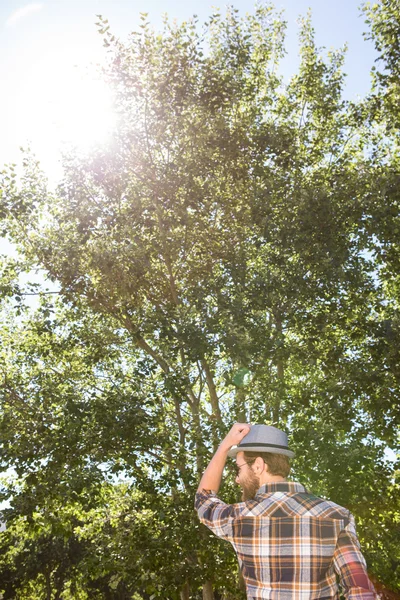 Beau hipster marchant dans le parc — Photo