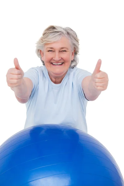 Mujer mayor en pelota de ejercicio — Foto de Stock