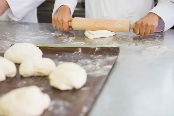 Baker amasar masa con rodillo — Foto de Stock