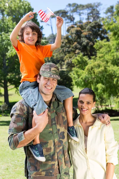 Soldado americano reunido com a família — Fotografia de Stock