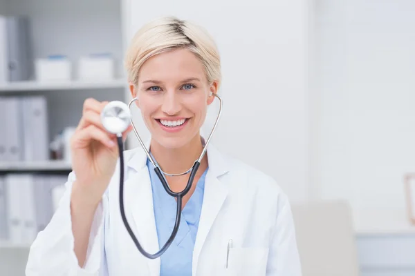 Joyeuse femme médecin tenant stéthoscope — Photo