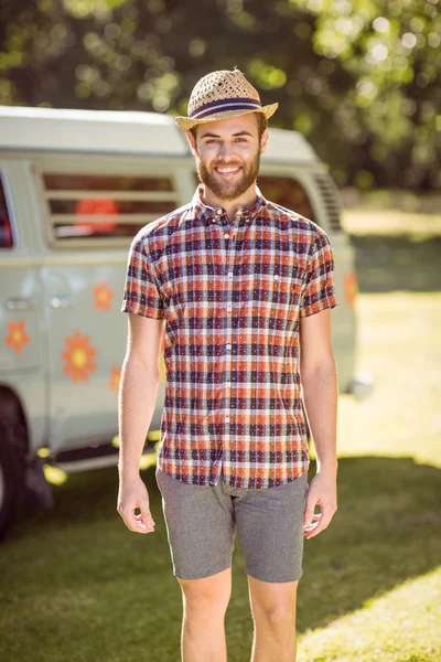 Handsome hipster tersenyum di depan kamera — Stok Foto