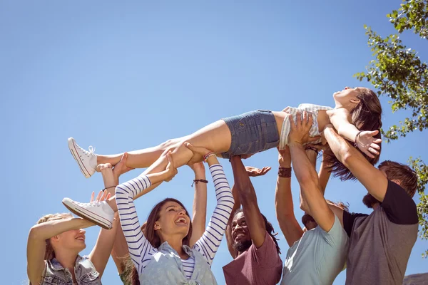 Ziemlich brünett crowd surfing — Stockfoto