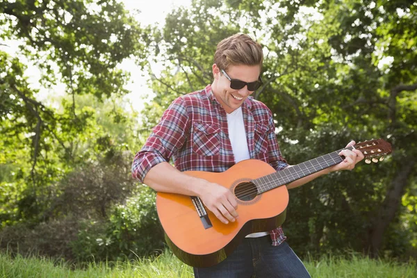 Bonito hipster a tocar guitarra. — Fotografia de Stock