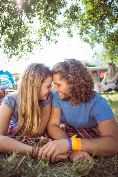 Hipster casal sorrindo um para o outro — Fotografia de Stock