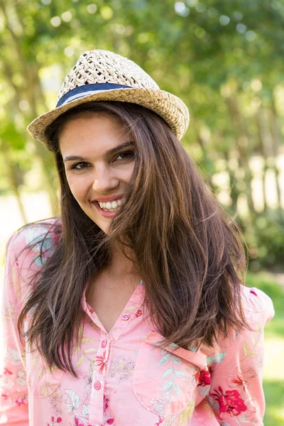 Morena bonita sorrindo para a câmera — Fotografia de Stock