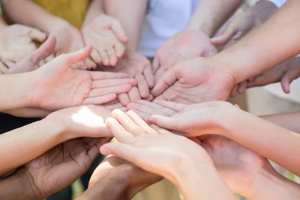 Freunde legen ihre Hände zusammen — Stockfoto