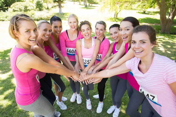 Mujeres sonrientes corriendo por la conciencia del cáncer de mama —  Fotos de Stock