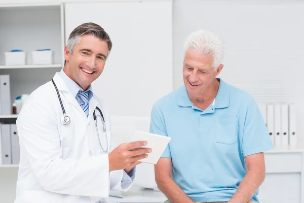Doctor explaining prescription to senior man — Stock Photo, Image