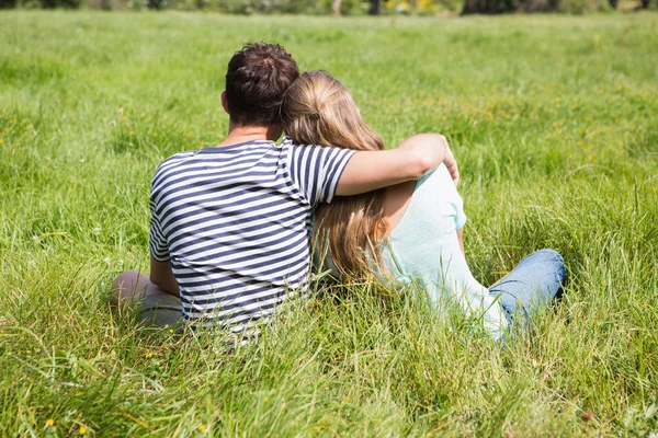 Leuk paar in het park — Stockfoto