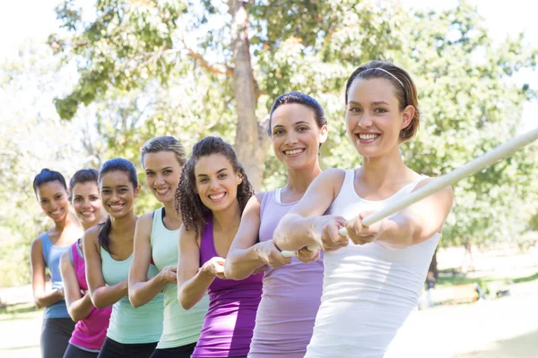 Fitness grupp leka dragkamp — Stockfoto