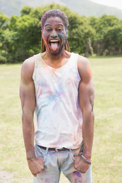 Uomo divertendosi con vernice in polvere — Foto Stock