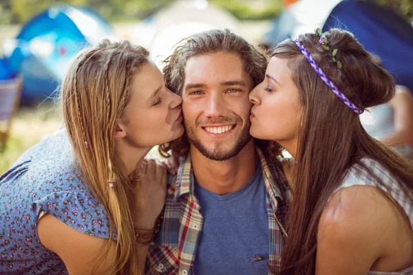 Knappe hipster kus met dames — Stockfoto