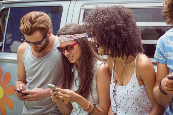 Hipster amigos usando seus telefones — Fotografia de Stock