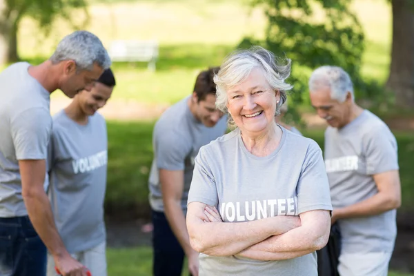 Voluntaria abuela sonriendo — Foto de Stock