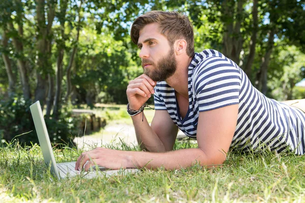 Hipster utilisant un ordinateur portable dans le parc — Photo