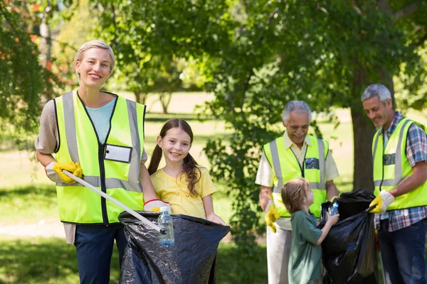 Happy family collecting rubbish — Stock Photo, Image