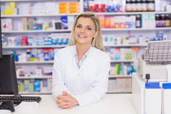 Pharmacist smiling at camera — Stock Photo, Image
