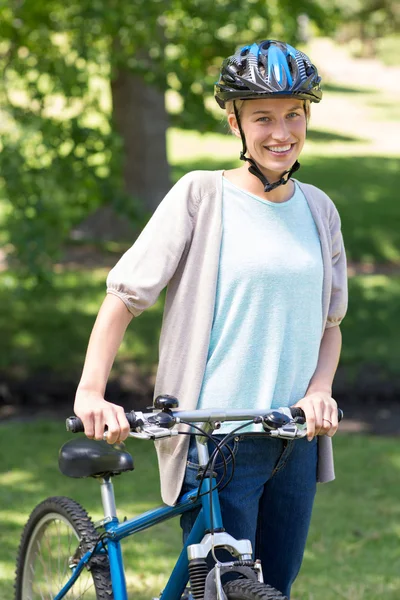 Blondynka szczęśliwy z nią na rowerze w parku — Zdjęcie stockowe