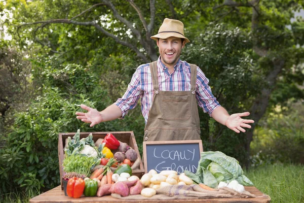 Happy farmer visar sina produkter — Stockfoto