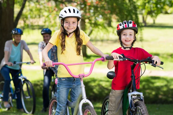 Gelukkige familie op hun fiets op park — Stockfoto