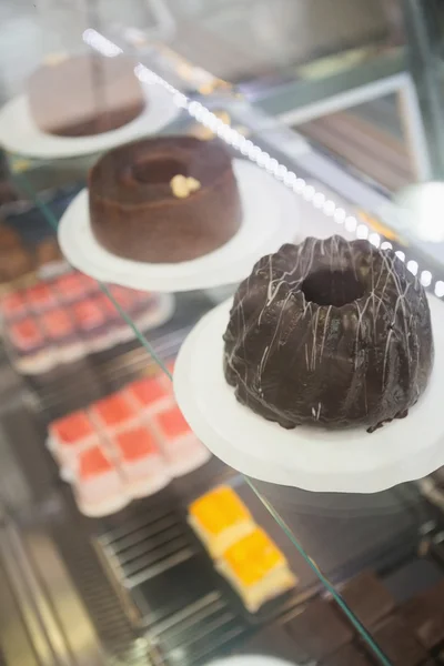 Display case with chocolate cakes — Stock Photo, Image