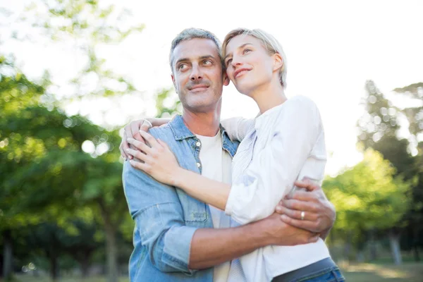 Couple heureux étreignant au parc — Photo